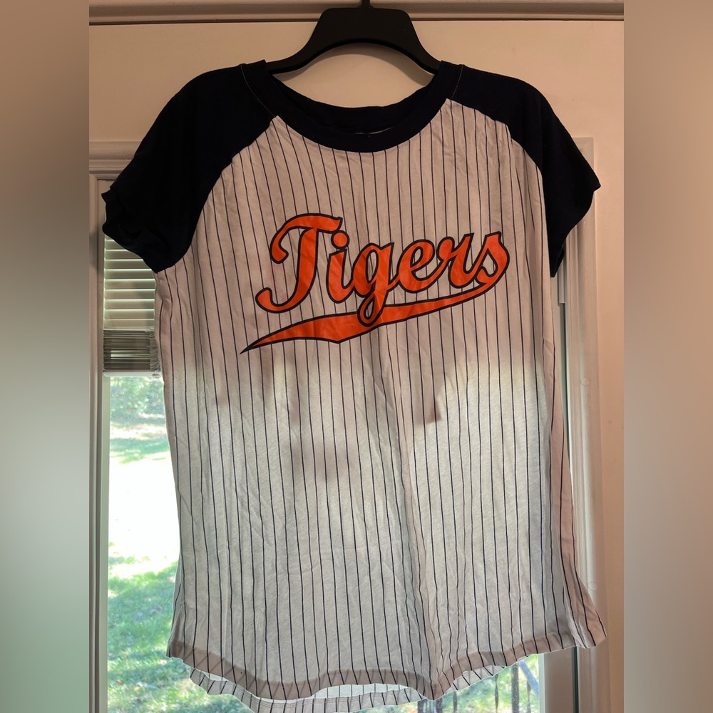 VS PINK Tigers t-shirt